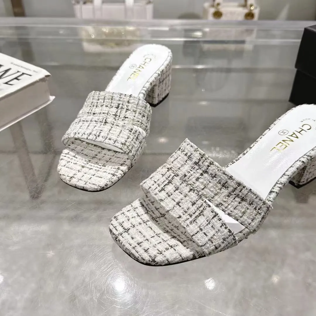 👟👟Ex-factory price 520👟👟 𝐂𝐇𝐀𝐍𝐄𝐋★Xiaoxiang New Spring and Summer Products Counter new sandals, electric embroidered Lingge’s classic elements that will never fade away 💋Showing a unique style, too beautiful to say, a must-have in summer... Upper: imported sheepskin/knitted fabric Lining: mixed sheepskin Heel height: 5cm Outsole: Italian leather outsole Shoe size: 35-39 (customized items of 40, 41 and 42 are not returnable or exchangeable)